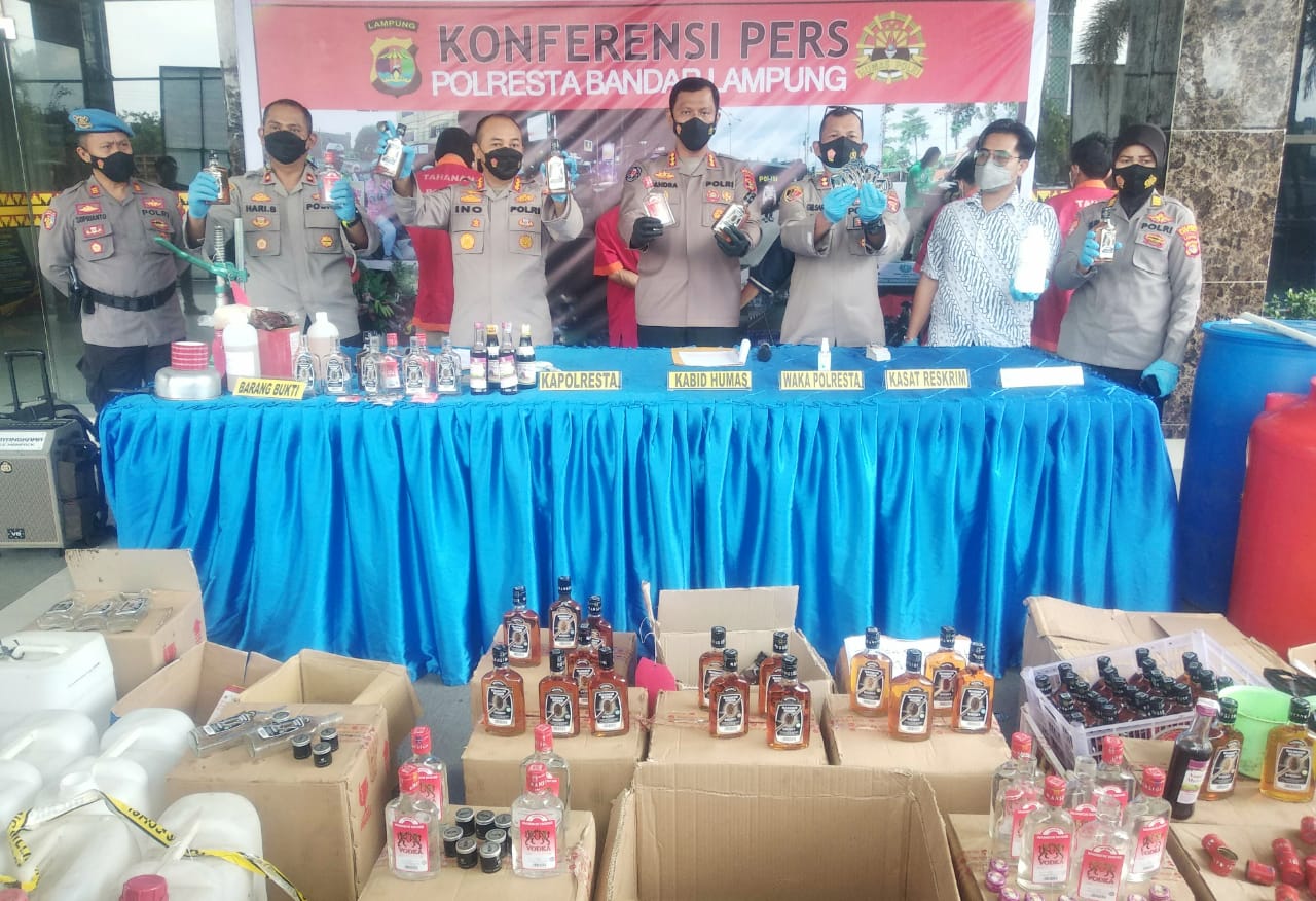 Polisi Grebek Pelaku Pembuat Miras Oplosan