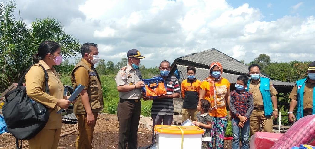 Pemkab Mesuji Beri Bantuan Korban Rumah Ambruk