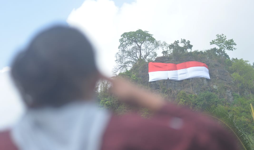 Salut, Mapala Lampung Kibarkan Merah Putih Raksasa di Bukit Bakung