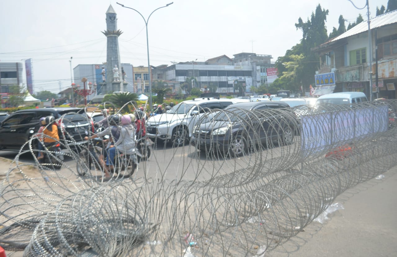 Perketat Penyekatan, Petugas Pasang Kawat Barrier