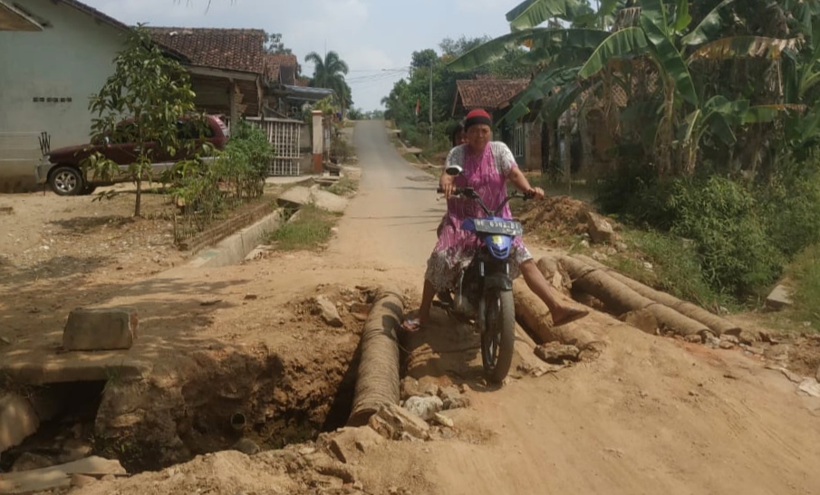 Gorong-gorong Amblas Bahayakan Pengendara!