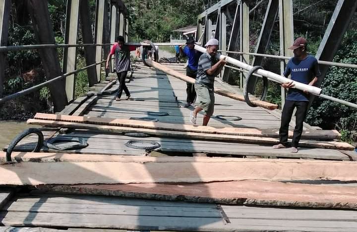 Aparat Dua Pekon Perbaiki Jembatan Milik Kabupaten