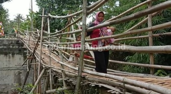 Tiga Tahun Pembangunan Jembatan Mangkrak, Warga Harus Melintasi Rangkaian Bambu