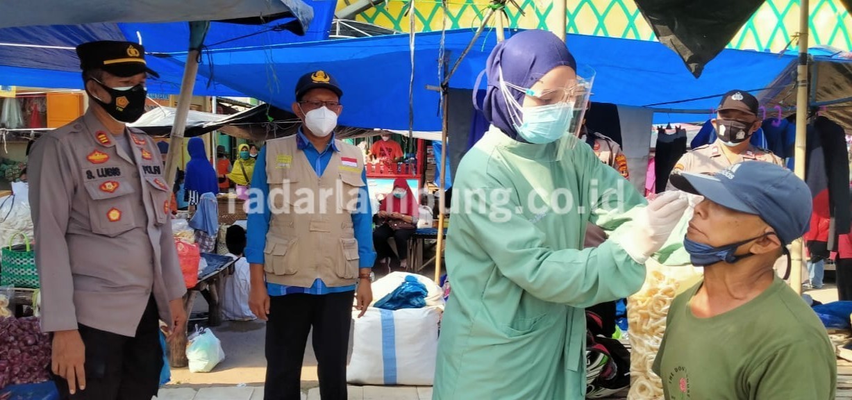 Pengunjung Pasar Pagelaran Jalani Rapid Tes