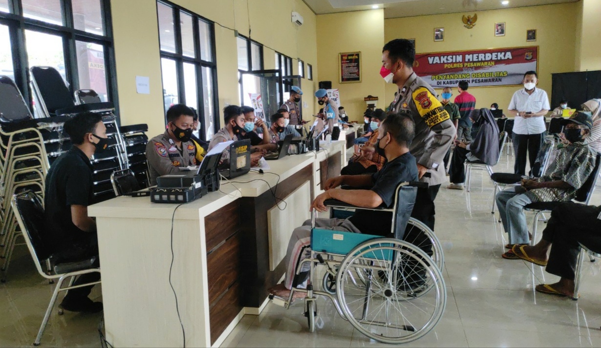 Penyandang Disabilitas dan Lansia Ikut Vaksin Merdeka di Mapolres Pesawaran