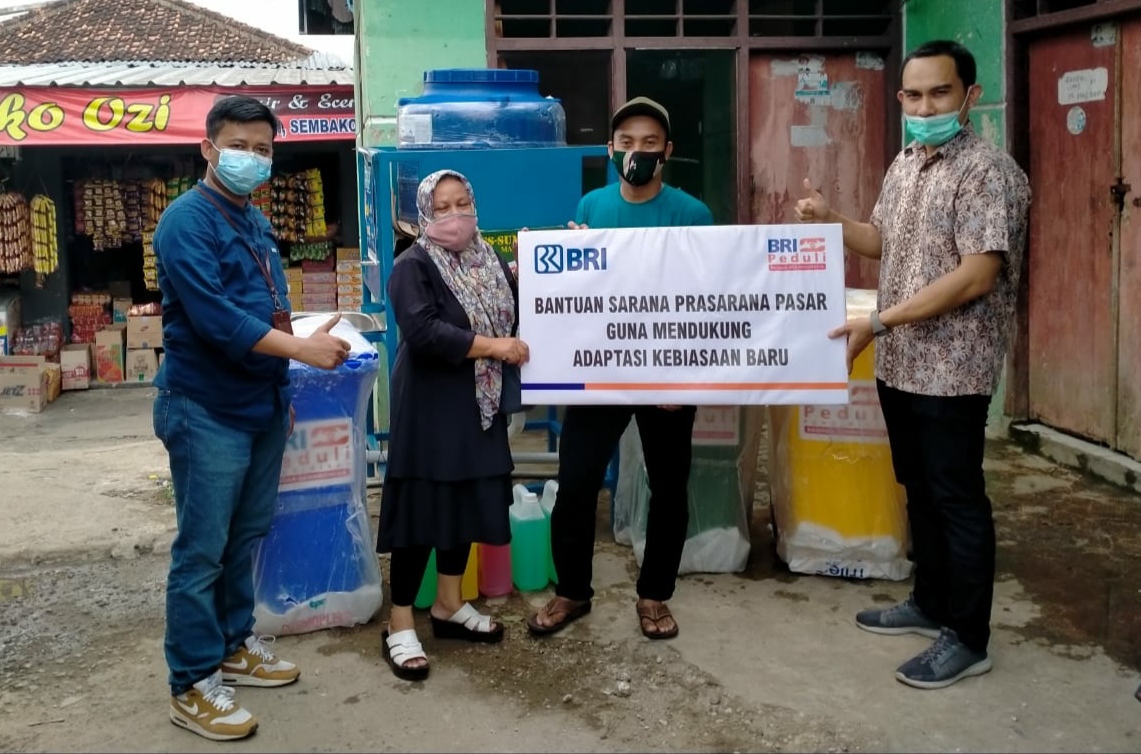 BRI Cabang Pringsewu Serahkan CSR untuk Lima Pasar