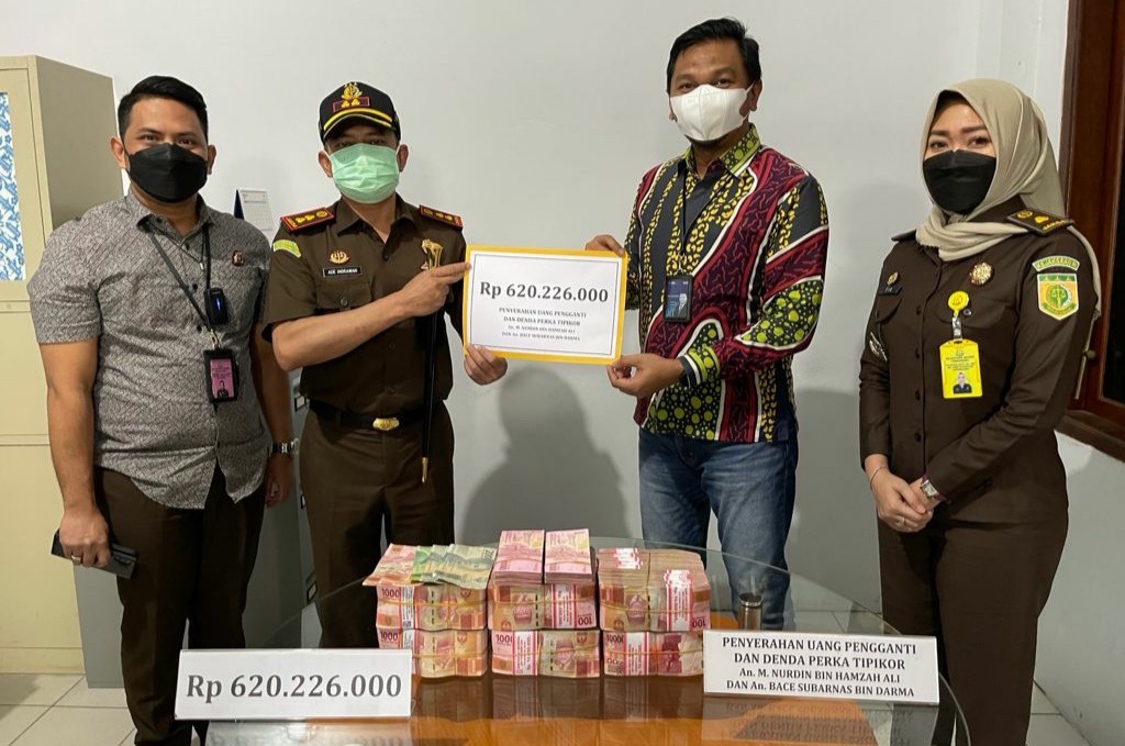 Kejari Pringsewu Setorkan Uang Pengganti Kerugian Negara dan Denda Rp620 Juta