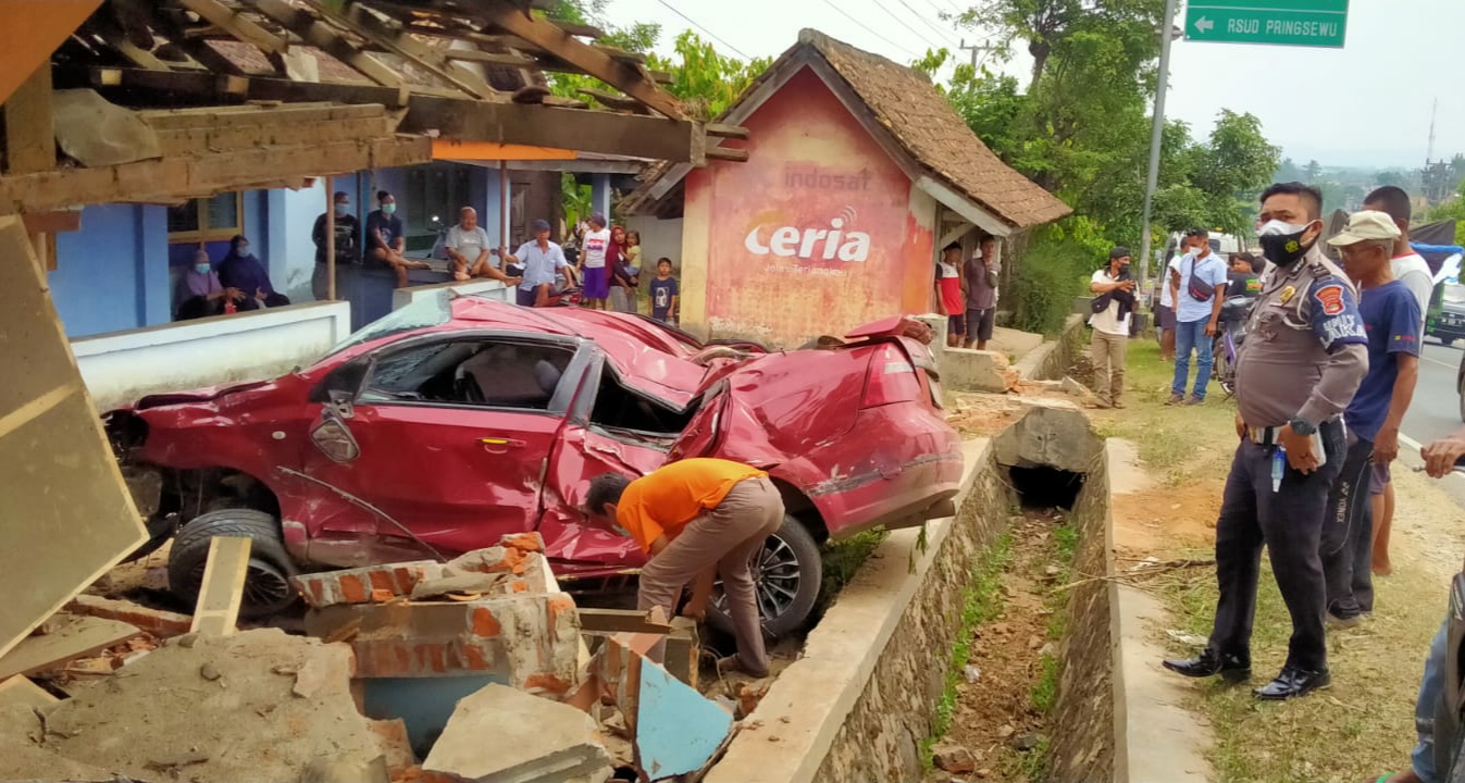 Tiga Mobil Bertabrakan di Jalinbar Pringsewu