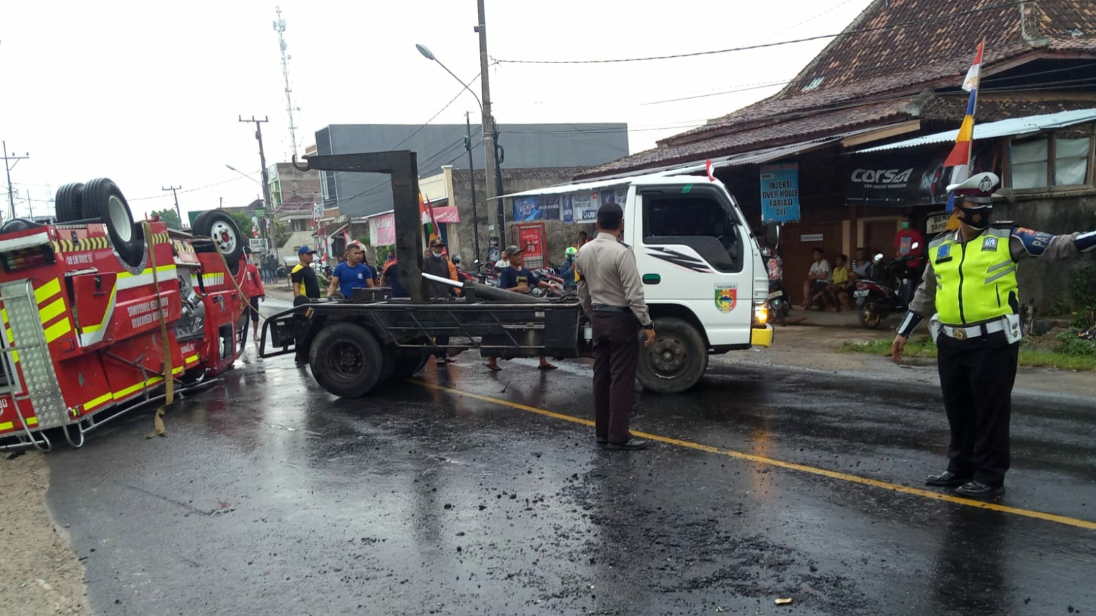 Mobil Damkar Terbalik di Jalinbar Talangpadang