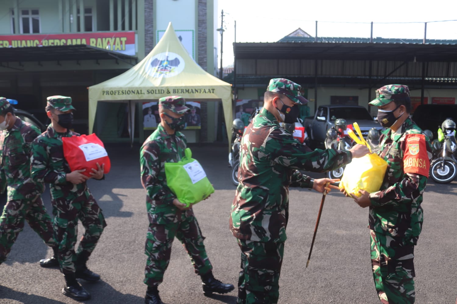 Dandim 0410/KBL Berikan Simbolis 250 Paket Sembako ke Masing-masing Koramil Jajaran