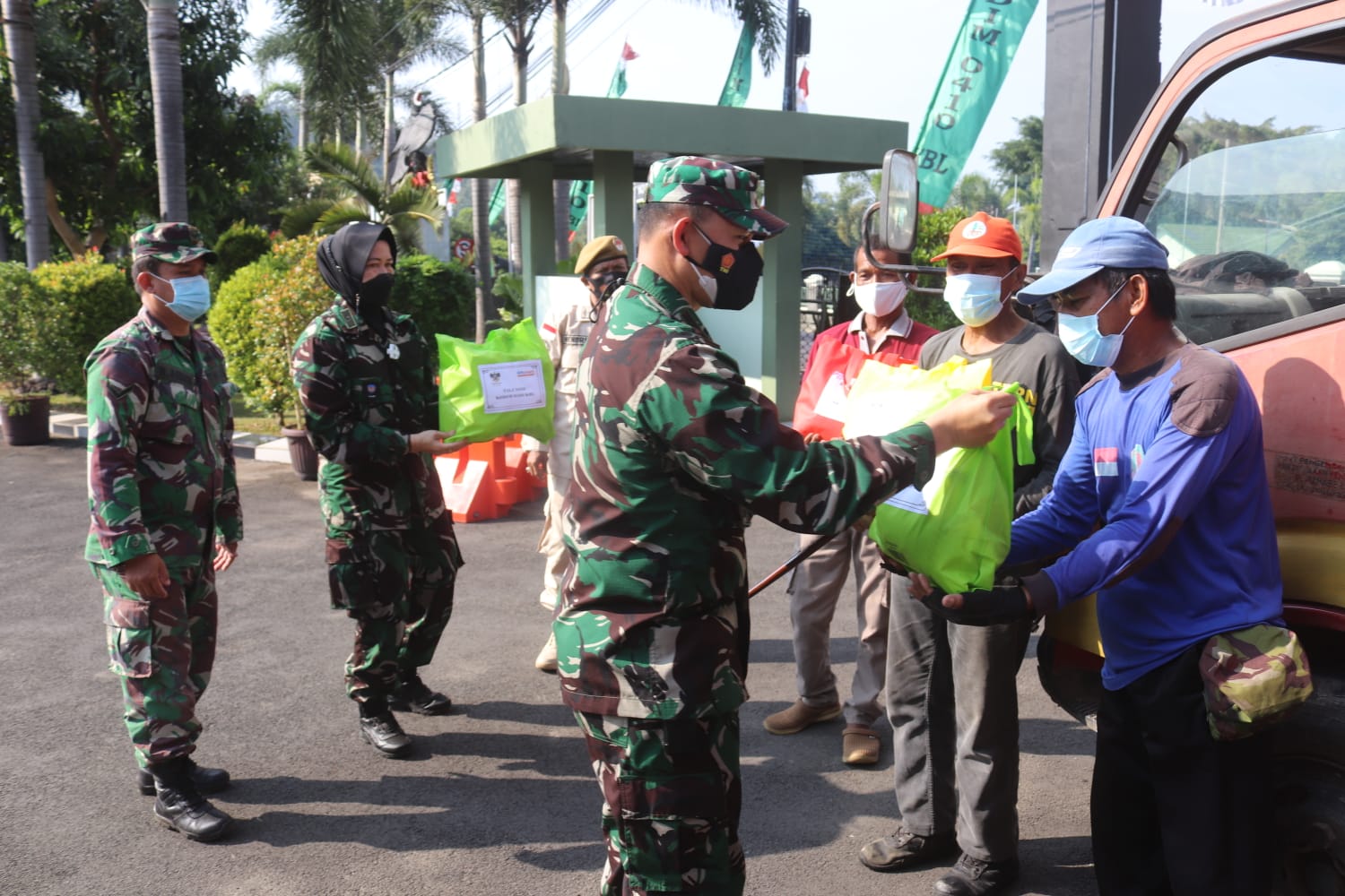 Dandim 0410/KBL Berikan Sembako ke Masyarakat Terdampak PPKM