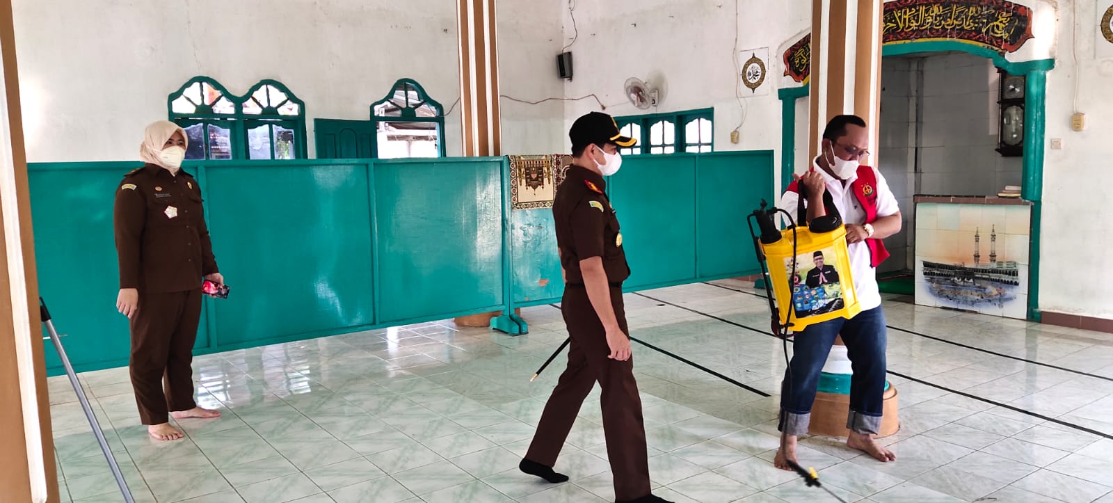 Divonis Bersalah Langgar Prokes, Wabup Lamteng Bersihkan Masjid