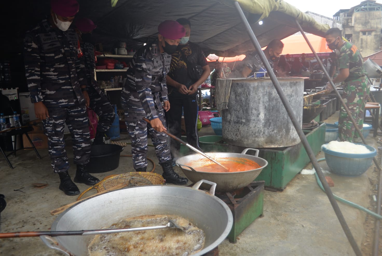 Siapkan Makanan untuk Warga Isoman, Danyonif Ini Turun Tangan Ikut Memasak