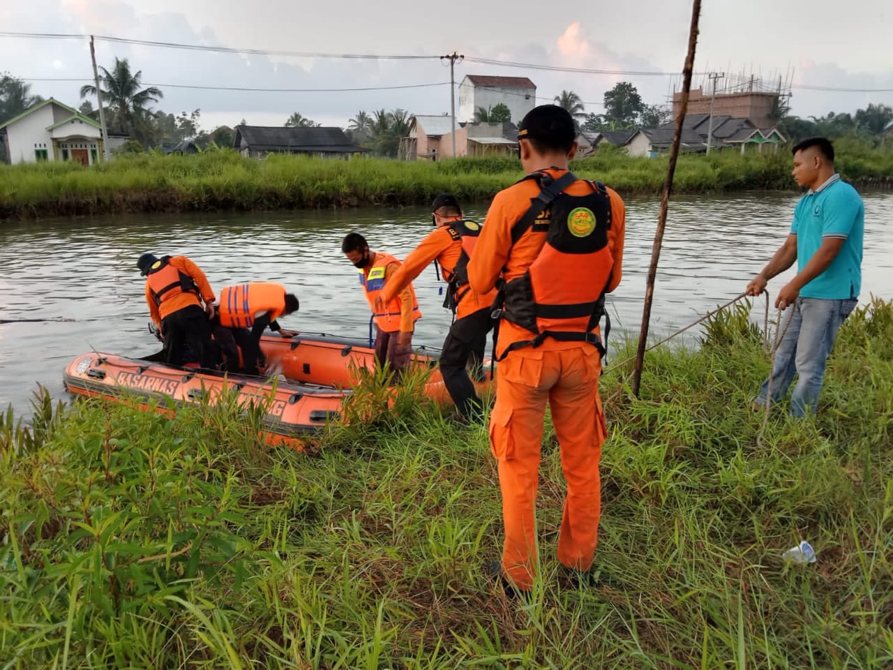 Warga dan Petugas Cari Bocah Tenggelam di Sungai