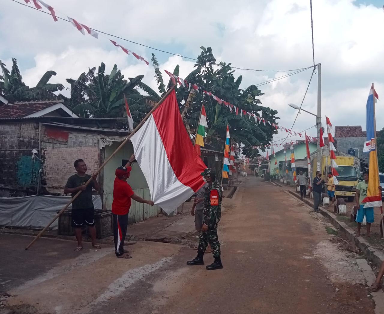 Babinsa Kodim 0410/KBL Imbau Warga untuk Pasang Bendera Merah Putih