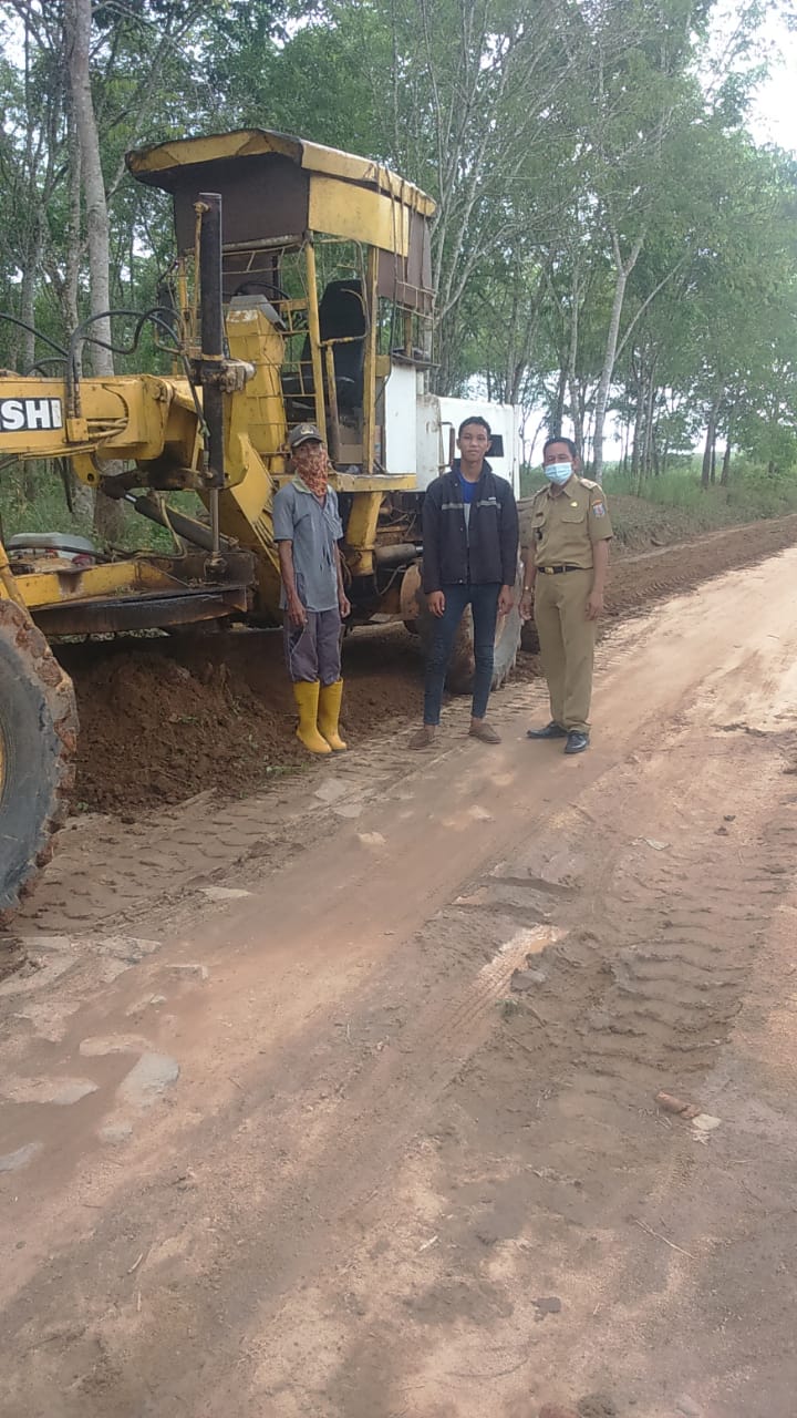 Wah ! Kakam Ini Bangun Jalan Kampung Pakai Dana Pribadi