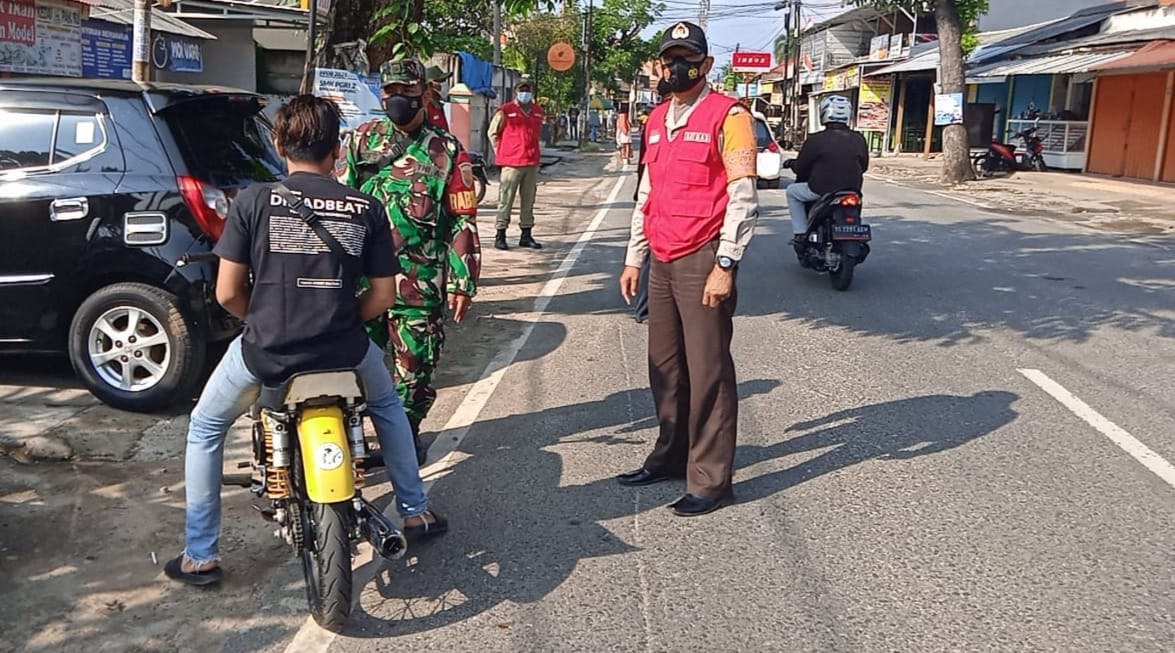 Babinsa Kodim 0410/KBL Pantau Kegiatan Penyekatan PPKM