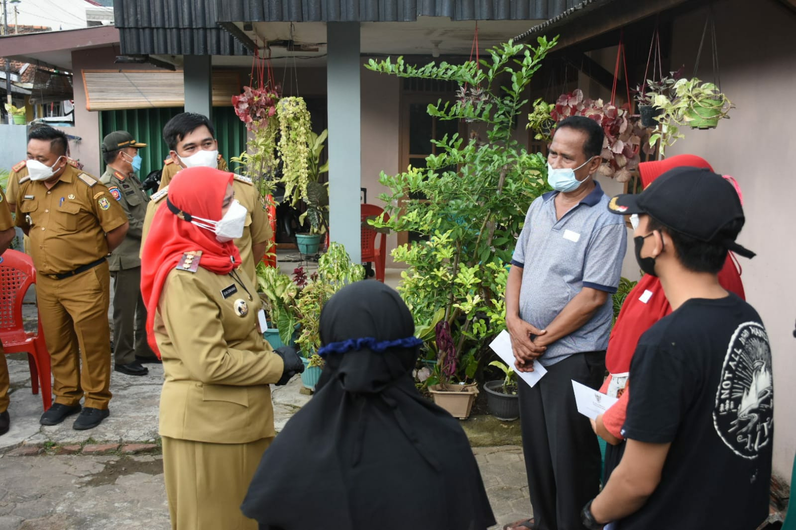 Wali Kota Serahkan Bantuan Uang Tunai ke Korban Angin Puting Beliung