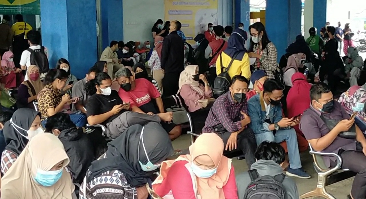 Layani Vaksinasi untuk Usia 12 Tahun ke Atas, RSUDAM Ramai Didatangi Warga