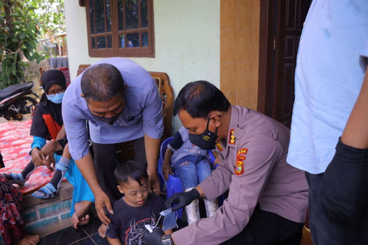 Polda Lampung Salurkan Paket Sembako ke Anak Penyandang Disabilitas