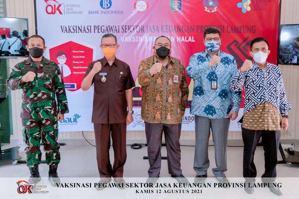 OJK, Korem 043/Gatam dan Dinkes Lampung Vaksin 3 Ribu Pegawai Sektor Jasa Keuangan