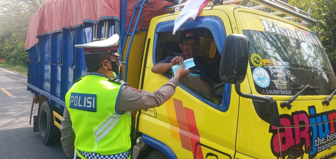 Himbau Prokes, Polisi Bagikan Masker ke Pengguna Jalan