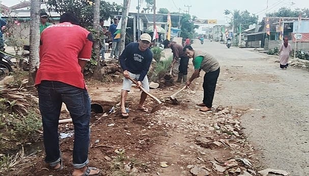 Swadaya, Warga Timbun Jalan Rusak