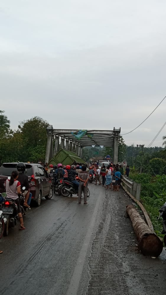 Truk Terperosok di Jembatan Wayrarem, Sempat Bikin Macet Panjang