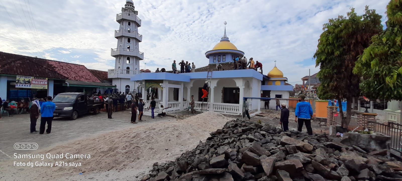 Top ! Warga Kampung Ini Swadaya Bangun Masjid Mencontoh Masjid Nabawi