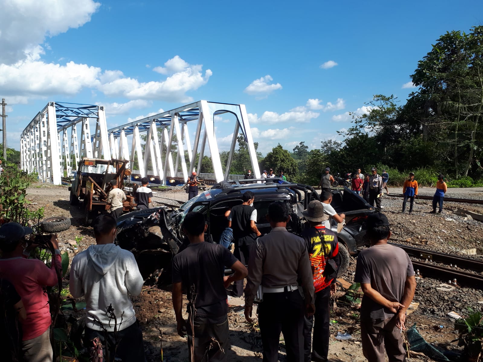 Braak ! Kereta Hajar Mobil ASN Sekretariat DPRD Way Kanan