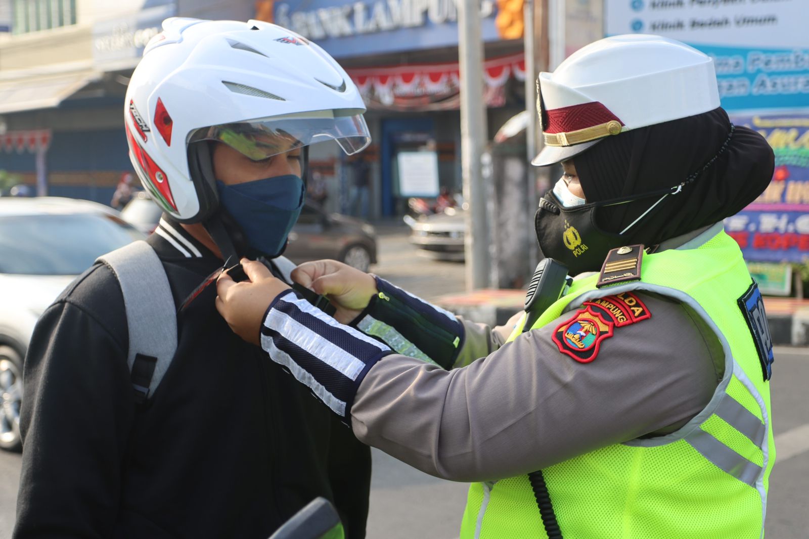 Jumat Berkah Ala Ditlantas Polda Lampung : Bagi-Bagi Helm untuk Pengendara