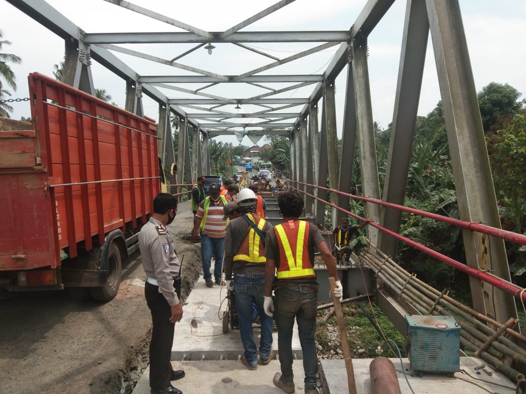 Polisi Lakukan Pengamanan Perbaikan Jembatan Jalinteng KM 123-124 Abung Kunang