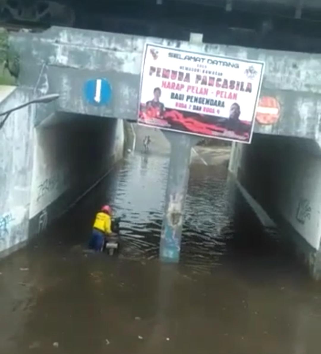 Got Tersumbat Sampah, Underpass Hanoman Tergenang Dua Jam