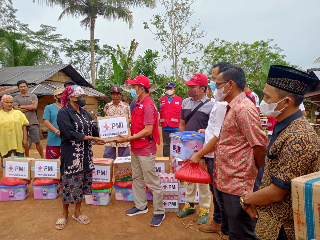 PMI Lambar Beri Bantuan Warga Terdampak Konflik Gajah