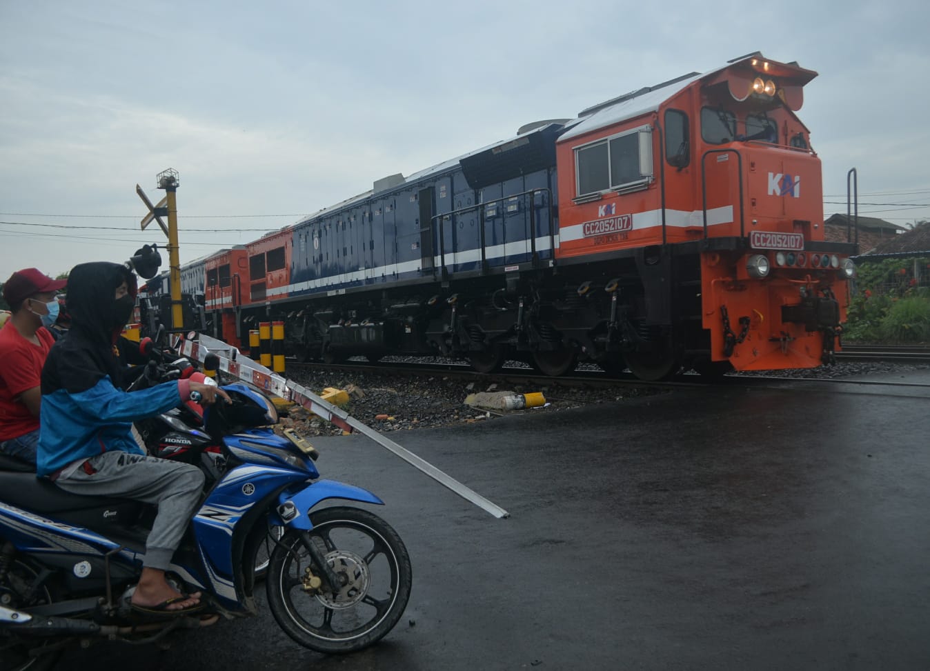 Dua Pengendara Mobil Tewas di Tabrak Kereta Api