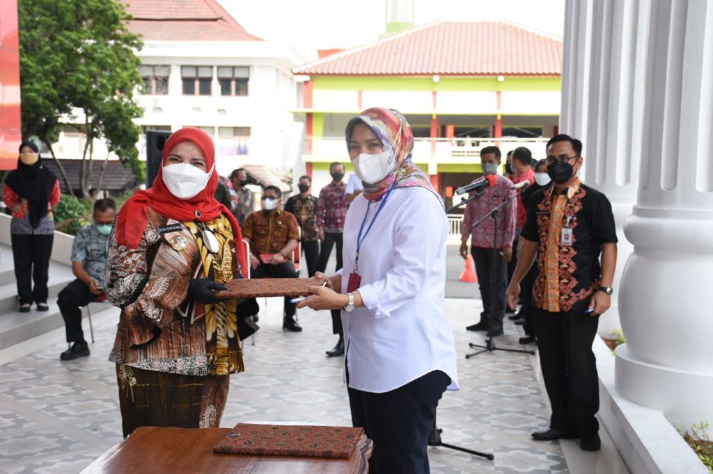 BPJN Lampung Serahkan Hibah BMN Mesin Pencacah Plastik ke Pemkot Bandarlampung