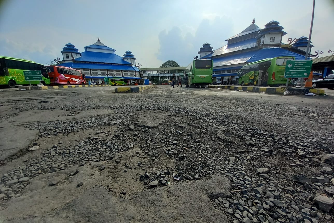 Aspal Terminal Rajabasa Banyak Rusak