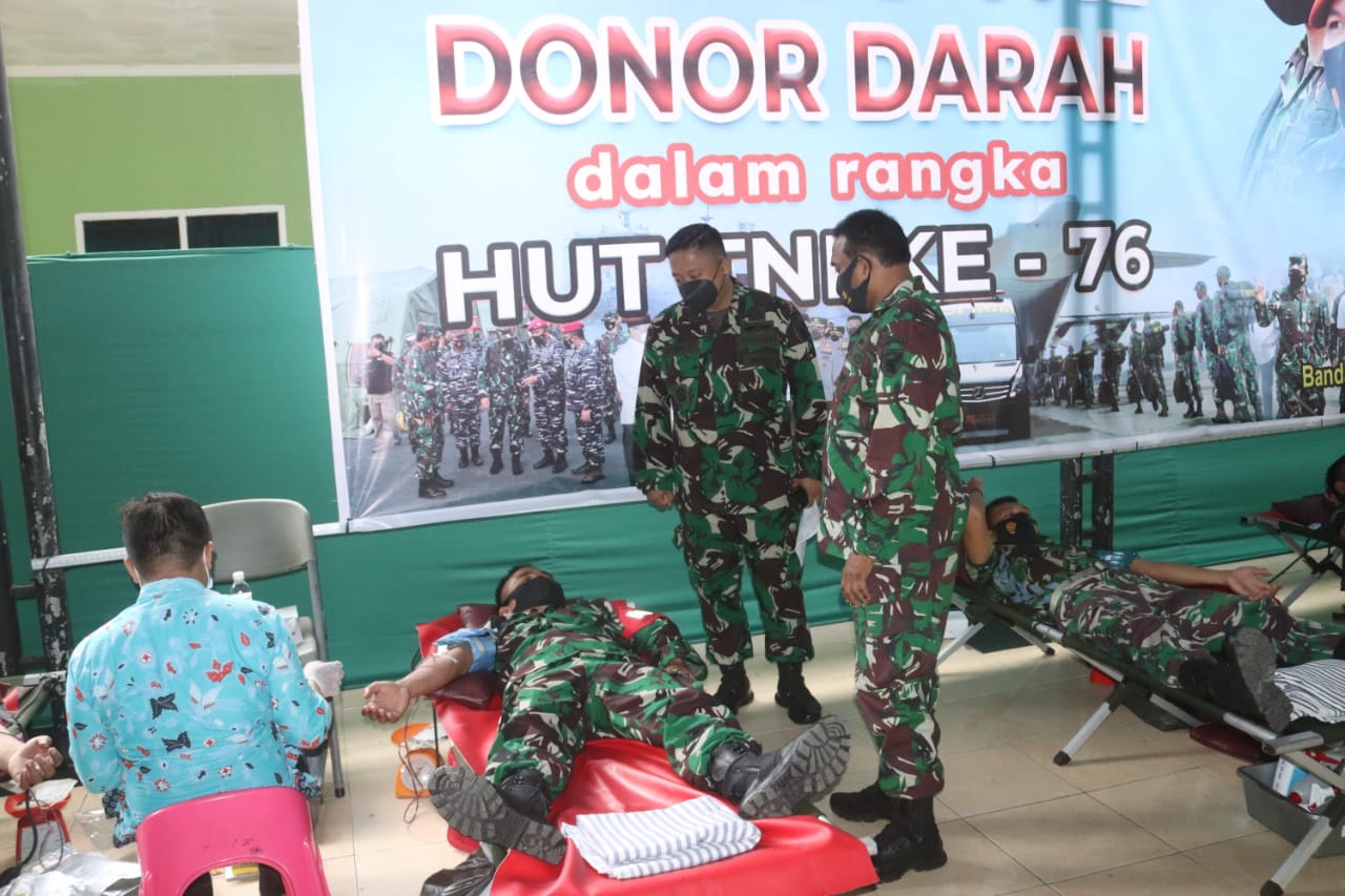 HUT TNI ke-76, Personel Kodim 0410/KBL Laksanakan Bhakti Sosial dengan Berdonor Darah