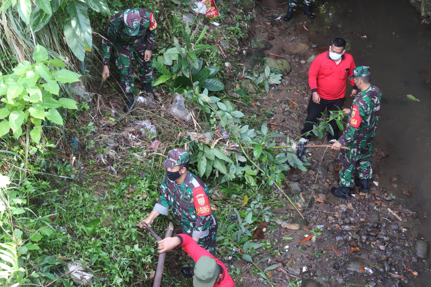 Babinsa Kodim 0410/KBL Laksanakan Bersih-bersih bersama Warga