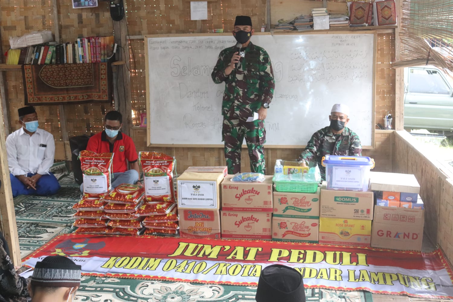 Dalam Rangka Jumat Peduli, Dandi 0410/KBL Kunjungi Pondok Pesantren