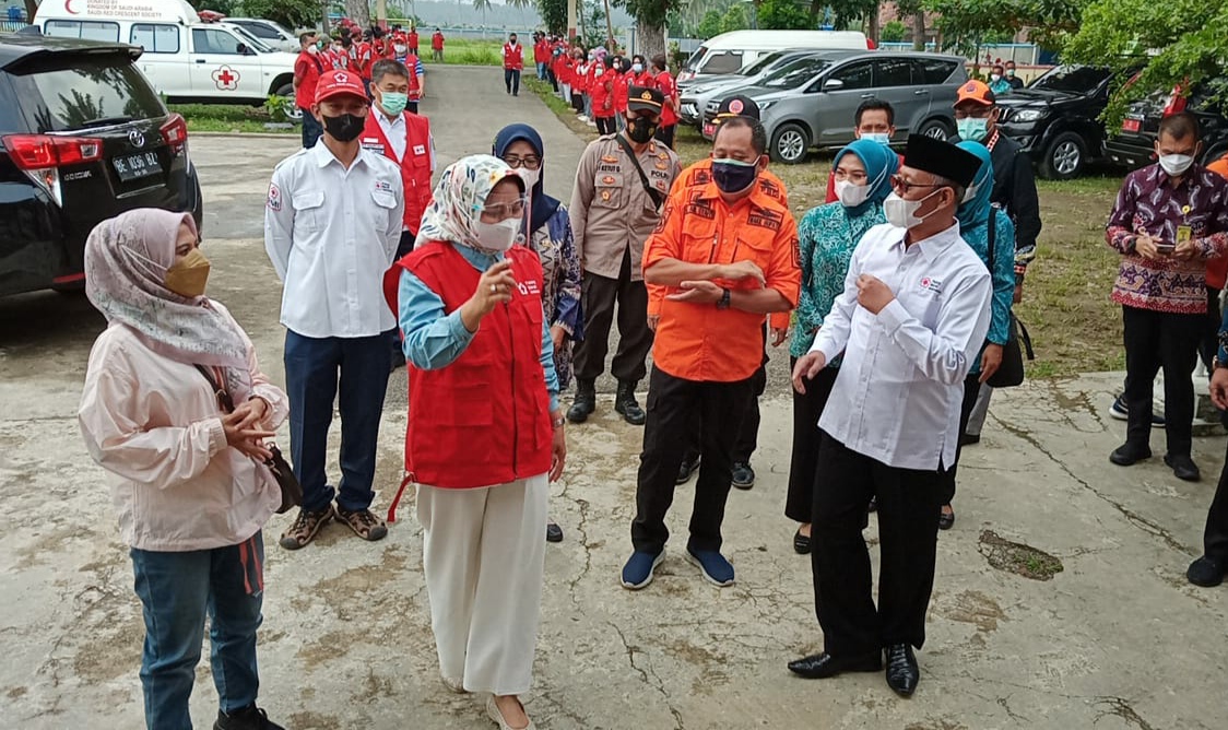 Ketua PMI Lampung Bantu Korban Banjir Semaka