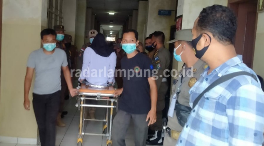 Tak Kuat Habis Operasi Caesar, Peserta SKD Ditandu Keluar Ruangan