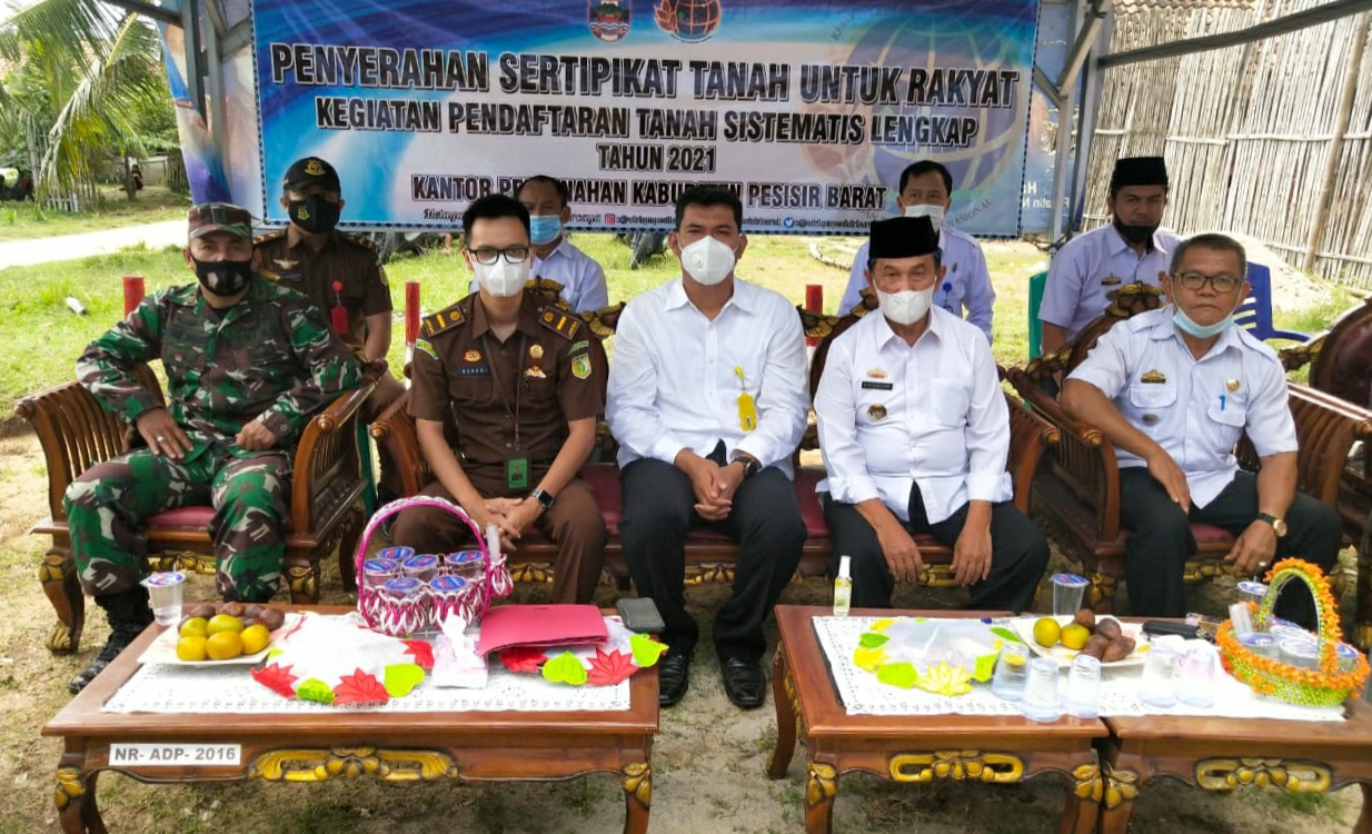 Wabup Serahkan Sertifikat Tanah di Ngambur