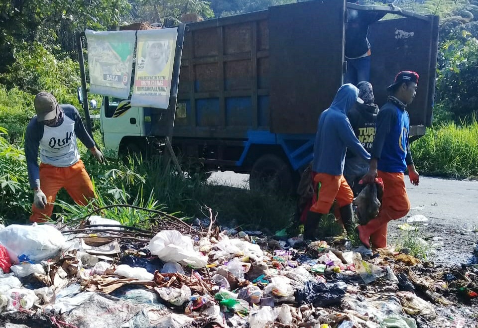 Puluhan Petugas DLH Sisir Jalan, Dapat Belasan Ton Sampah Hasil Buang Sembarangan