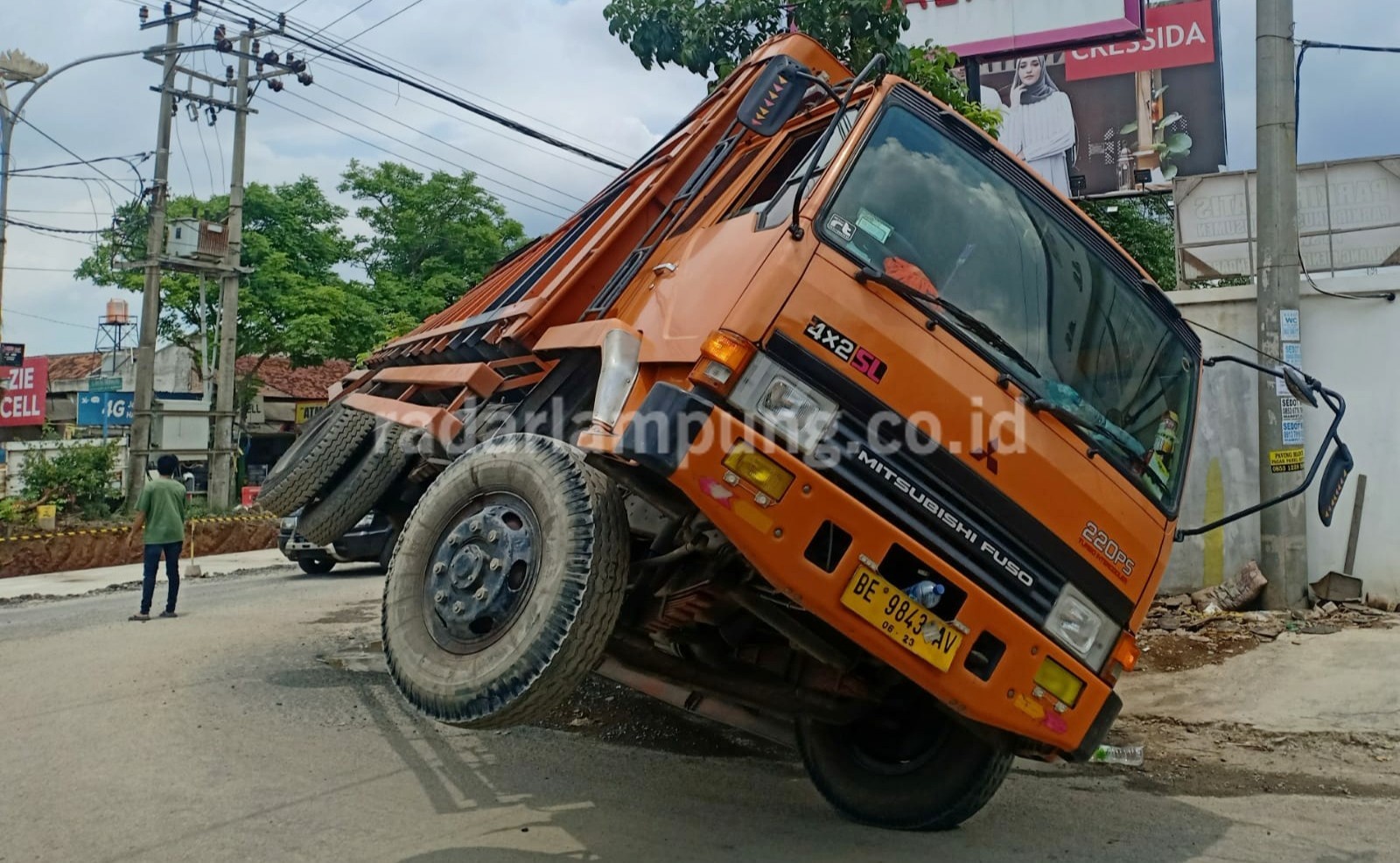 Hindari Ibu-ibu, Sebuah Truk Terguling