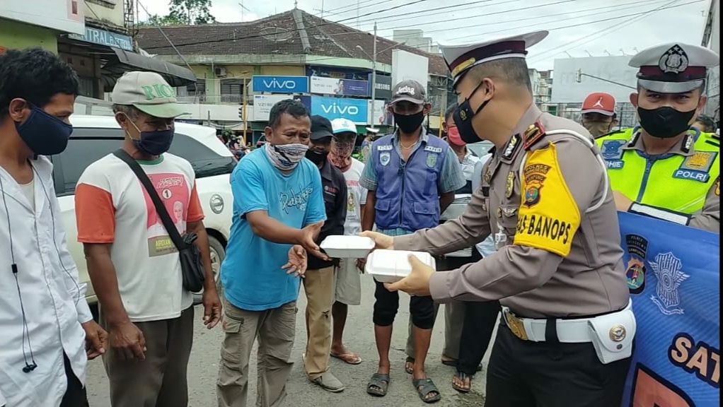 Operasi Patuh Krakatau, Satlantas Polres Pringsewu Bagikan Paket Sembako