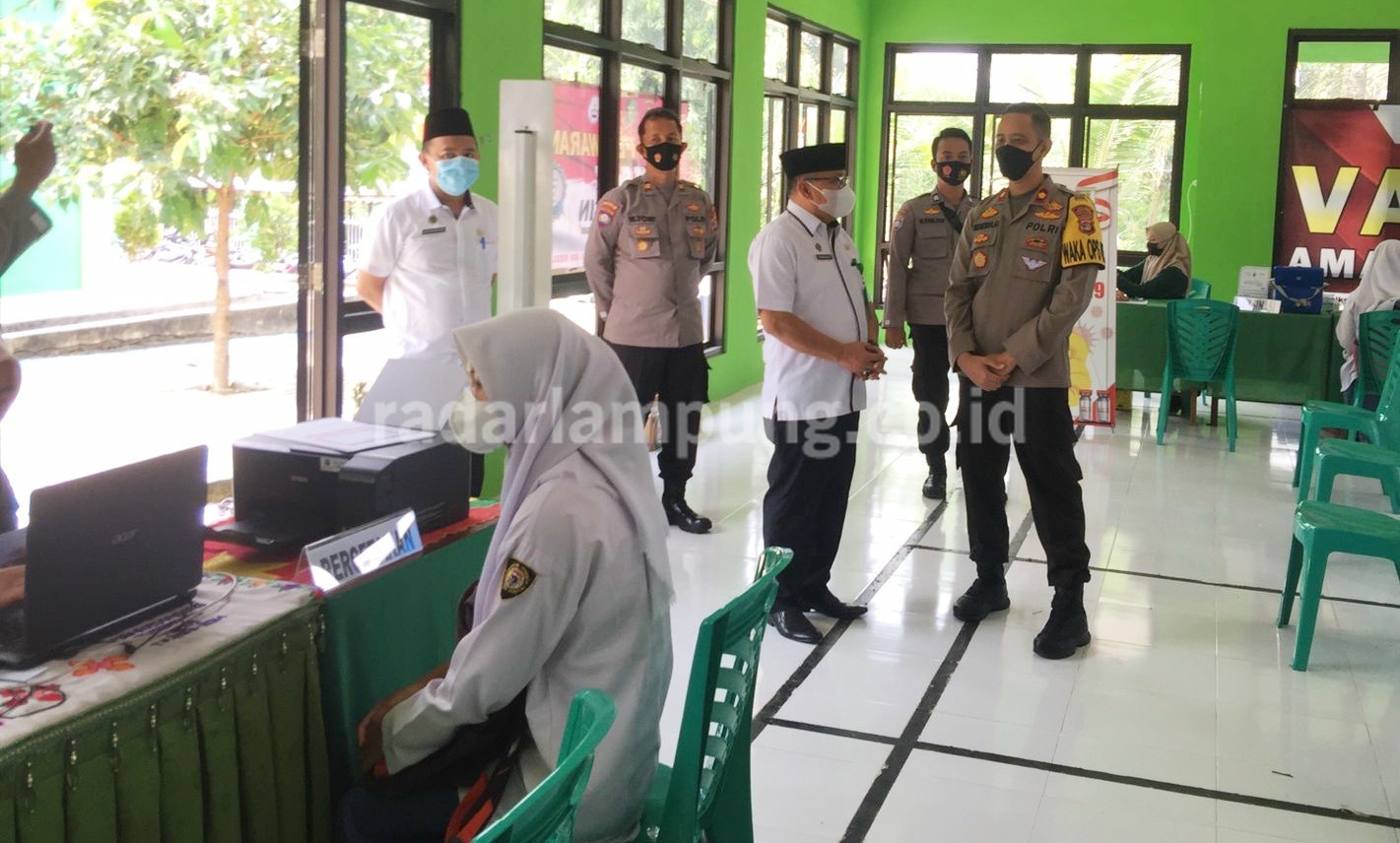 Polres Pesawaran Gelar Vaksinasi untuk Siswa Madrasah