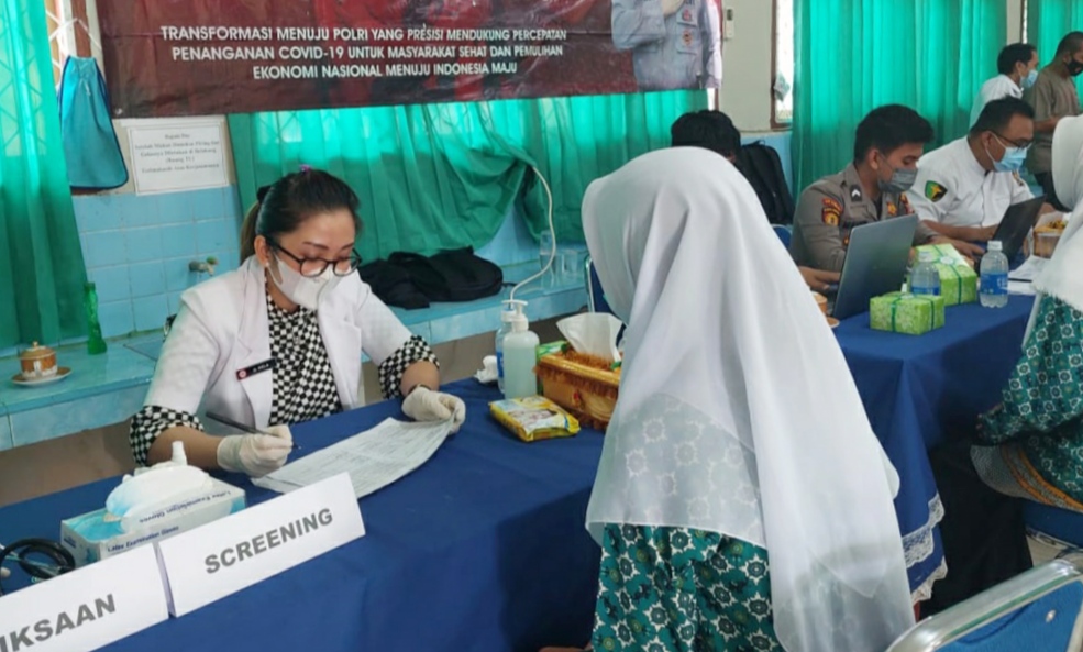 Polres Lamsel Vaksinasi Massal di SMAN 1 Tanjungbintang