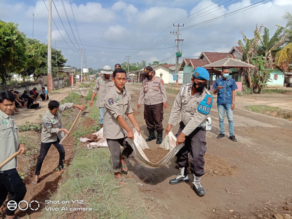 Antisipasi Lakalantas, Polisi dan Warga Timbun Jalan Berlubang