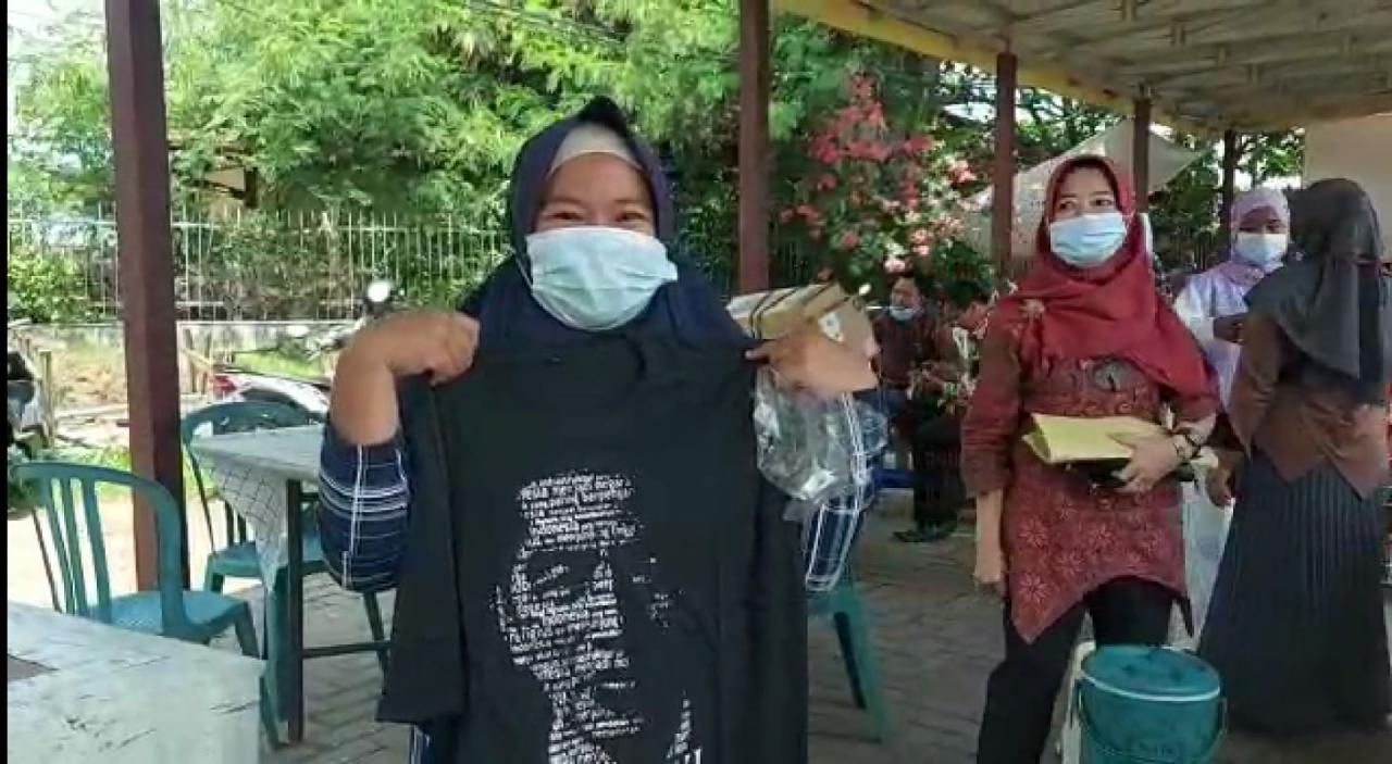 Dua Pedagang di Pemkot Bandarlampung Dapat Kaos dari Jokowi